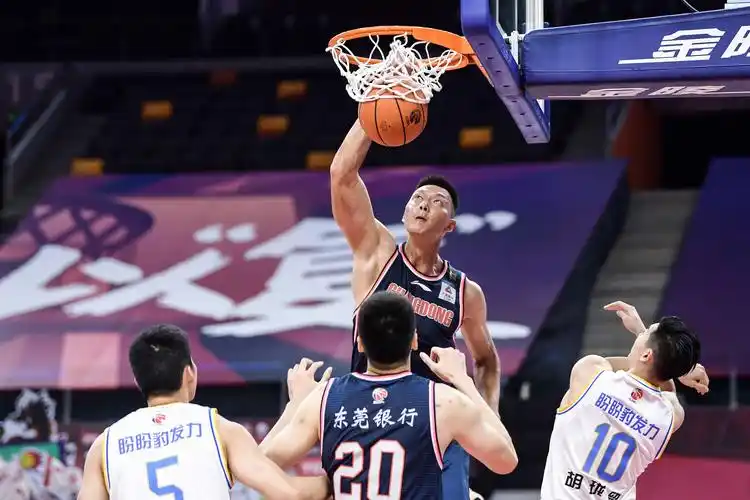 易建联在比赛中暴扣.