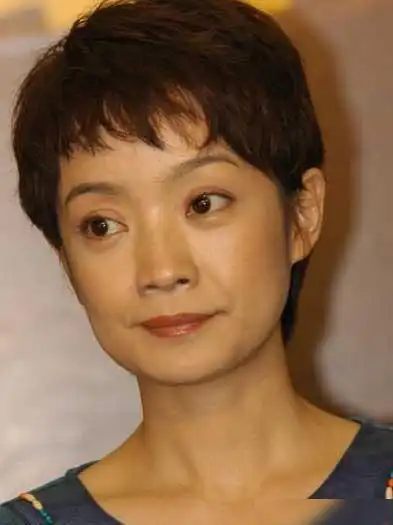 50岁王海燕离婚分上亿资产,二婚嫁给张嘉译,9岁女儿可爱到爆