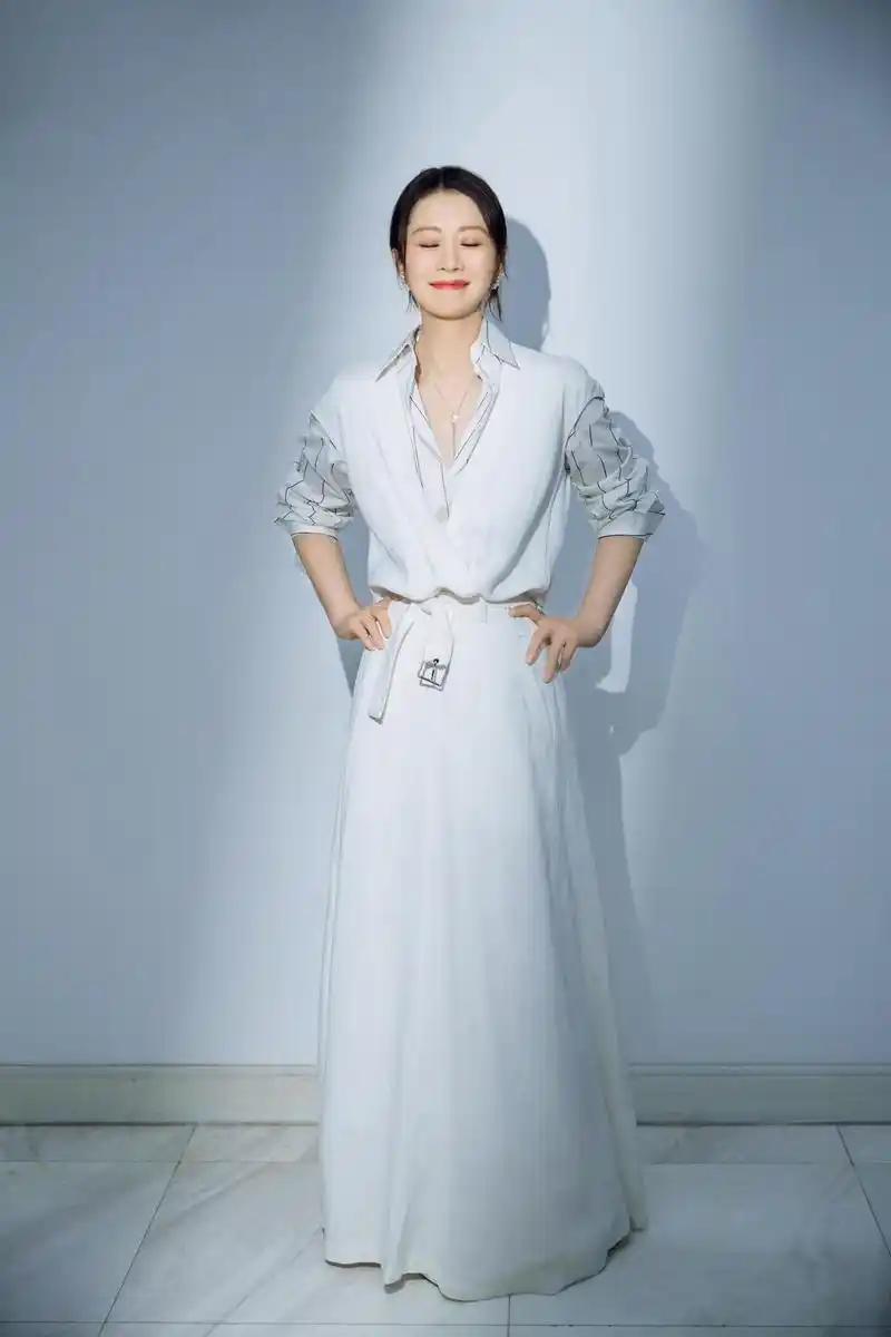 海清留长发之后真是越来越有女人味了穿一身白还不显胖真美