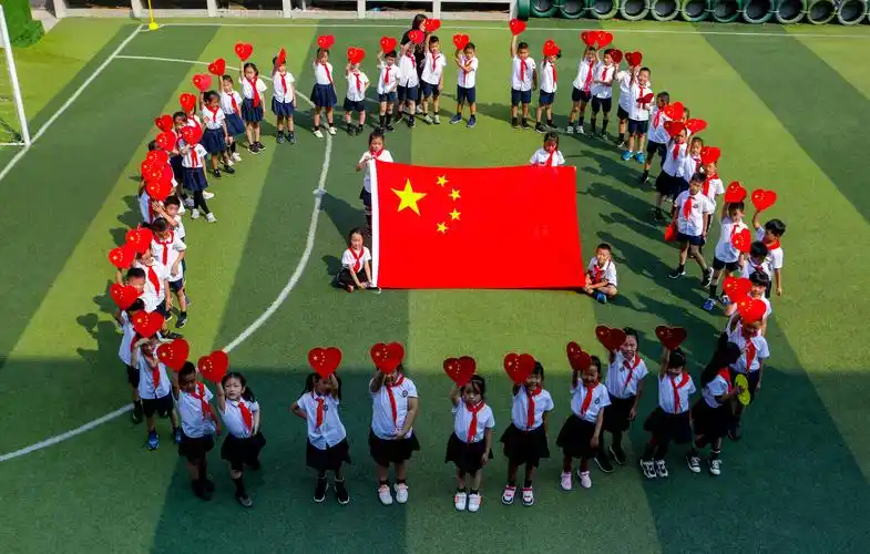 【少先队活动】万华小学队员们与国旗合影啦!