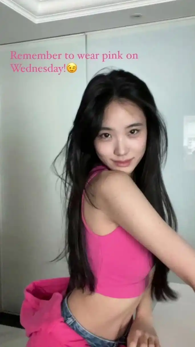 小s二女儿lily晒出最新自拍而且还是在秀马甲线,网友直呼羡慕,身材超