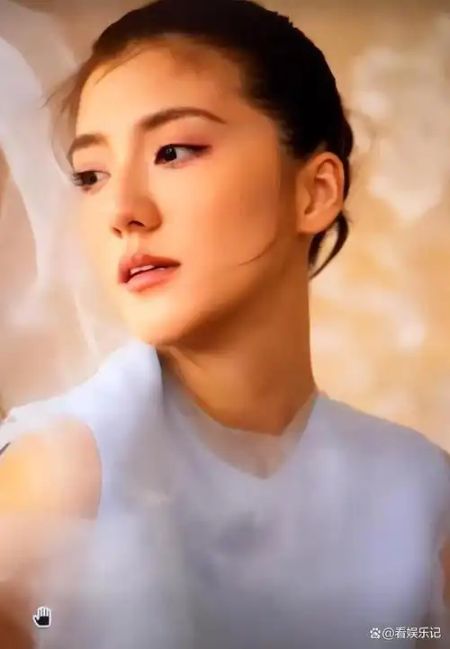 她的生活状况逐渐改善,坦率地说,与张馨月相比,吴千语的生活状况实在