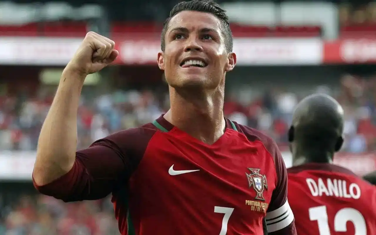 c罗帅气壁纸震撼来袭,请准备好你的流量!