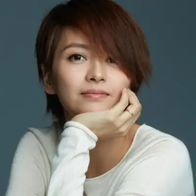 梁咏琪:香港有个"高妹",她给自己写了个"正传"!