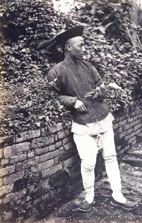 老照片:150年前的清朝人生活罕见照,图8为某个达官显贵的母亲