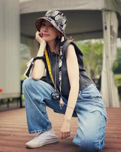 林志颖娇妻陈若仪身材真好穿卡其色连体衣腿比老公长