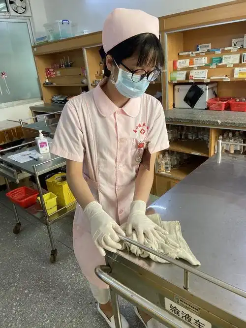 李仙护士在整理医疗器械.jpg