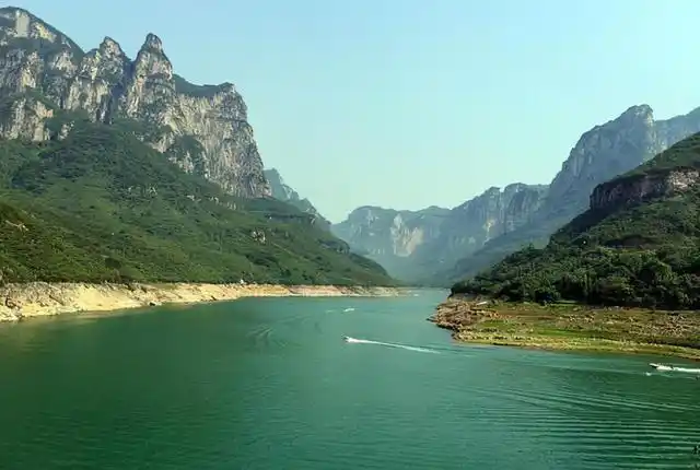 云台山是一座自然风景区,国家5a级旅游景区,云台山位于河南省焦作市