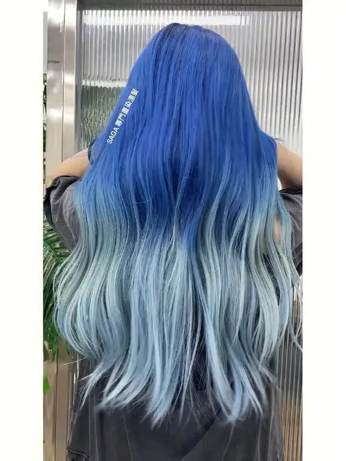 重庆女画染师的克莱因蓝渐变发色