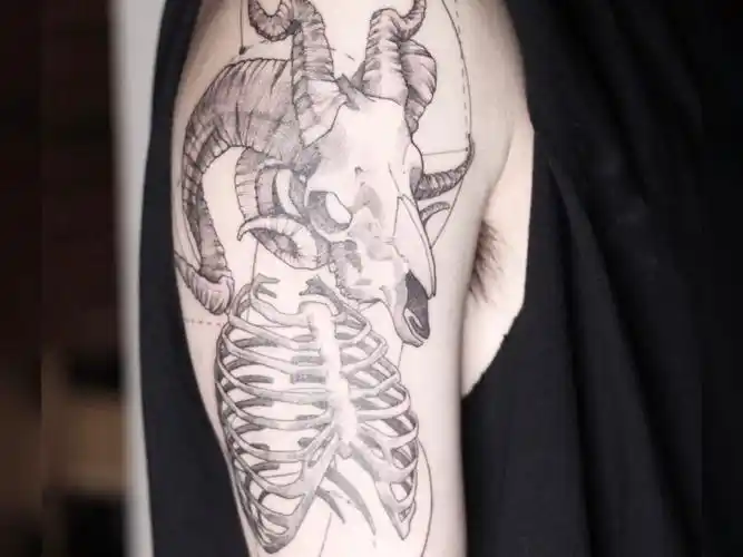 6角羊[阴险],老刘作品-6小时.#单针纹身 #暗黑纹身 #个性纹身图案