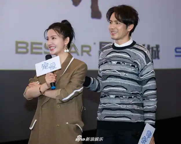 组图:杨子姗扎马尾笑容甜美气质佳 钟汉良学南京话获现场教学