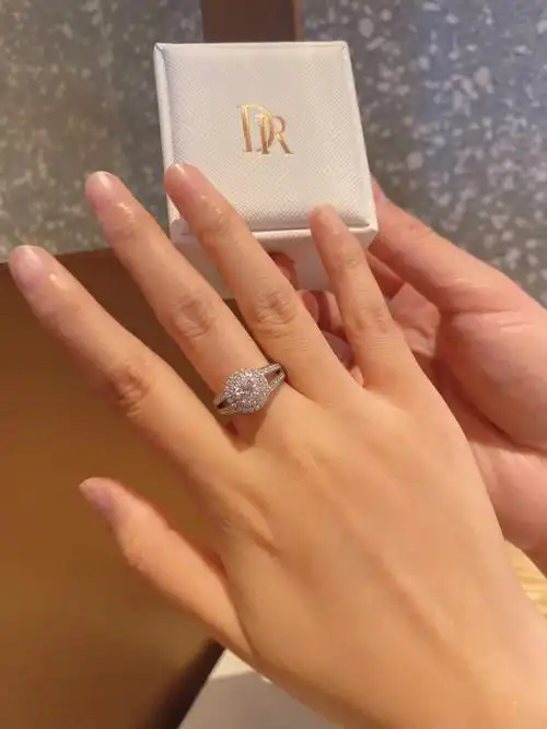 当时打开一看,惊呆了本仙女,居然是一生一枚的dr求婚钻戒,还是true