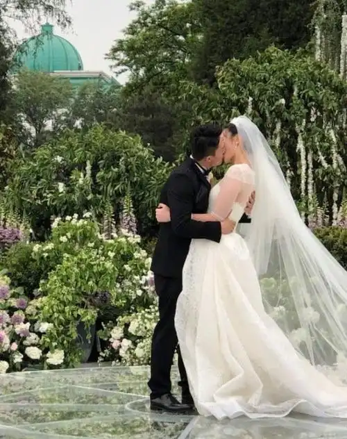 惠若琪婚礼现场高清大图深情拥吻甜蜜众人