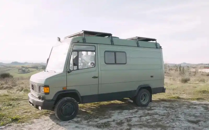 奔驰威雷609d 中轴中顶露营车 床车