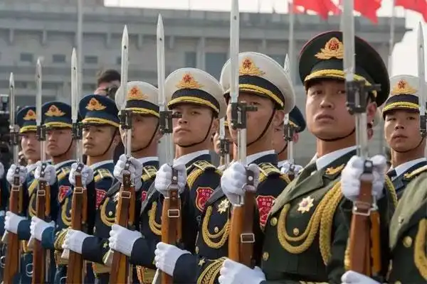 举枪礼举枪礼简单说,就是伴随提枪动作目迎目送受礼者.