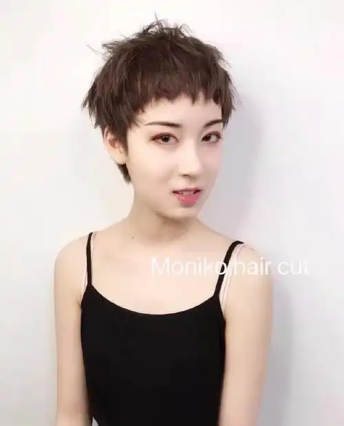 这款 短发也是短短很爱的之一,整体造型像锅盖一般,因此得名"盖盖头"