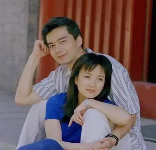 许亚军与自己的初恋女友黄建萍是同学,美好懵懂的爱情,让两个人感情