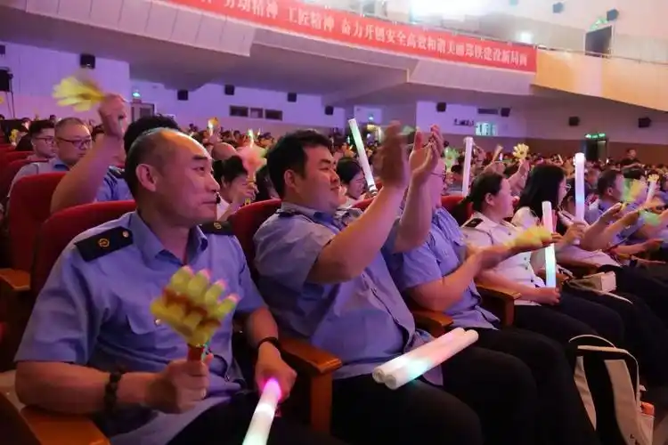 "燃"动现场!中国铁路文工团赴集团公司首场慰问演出圆满成功