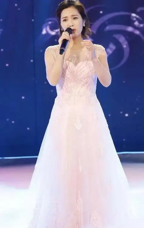 歌手云朵在国内流行音乐圈中崭露头角