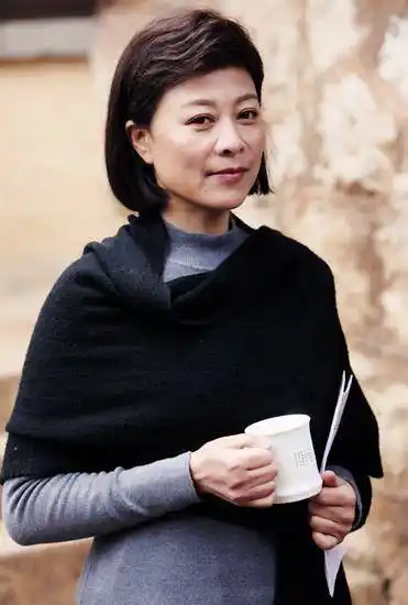 她是张嘉译的前妻,患病后遭丈夫抛弃,今女儿靠跑龙套养她_岳红_表演