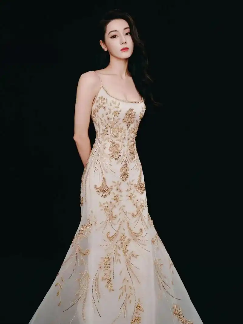 又一件高定礼服上身,轻松hold美得很轻松 #迪丽热巴# #明星同款# #女