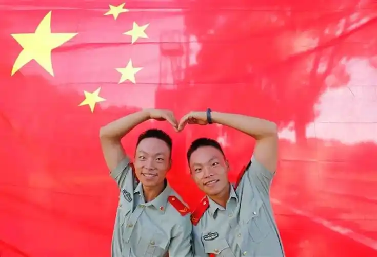 组图|与国旗亲密同框!兵哥哥"花式合影"祝福祖国_腾讯新闻