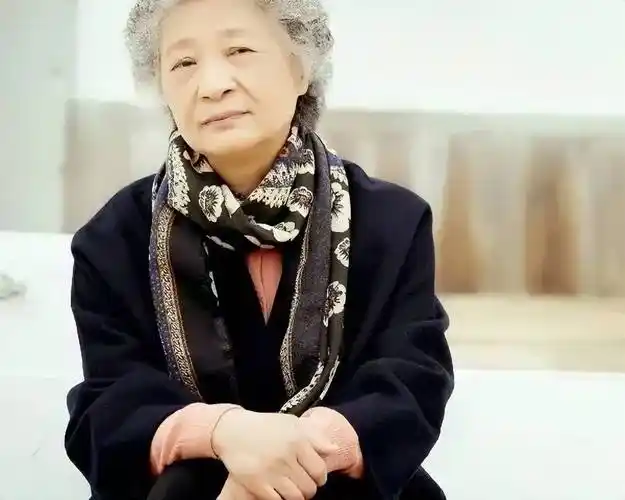 "灭绝师太"严敏求:49岁出道,跟男子结婚54年依旧恩爱如初_顾威_表演