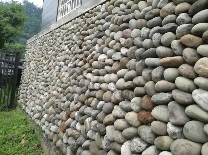 用大鹅卵石垒的地基墙,不用水泥,上面盖着房子,技术牛不牛?