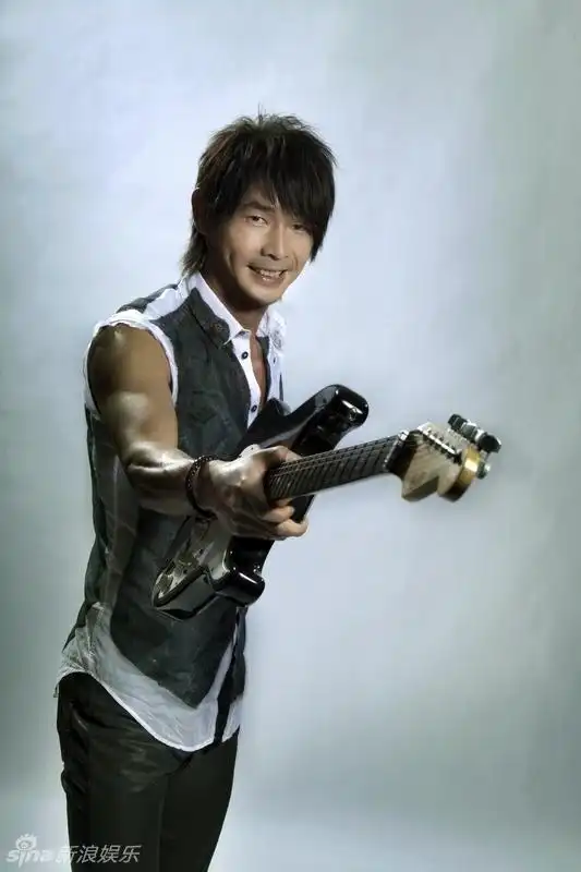 黄品源新专辑写真曝光 化身吉他英雄