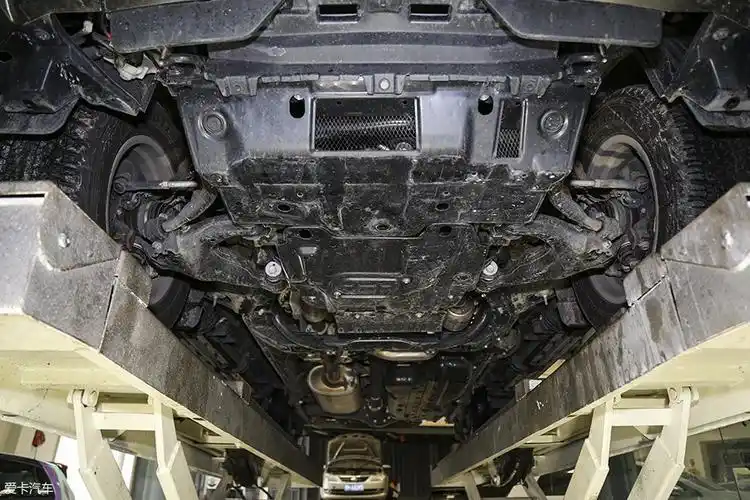 一汽丰田普拉多出厂自带的前护板均为钢制,能为发动机,油底壳等重要