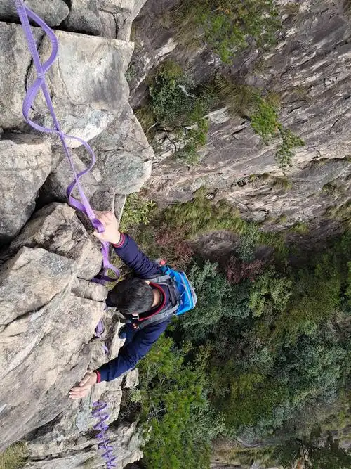 这是一个悬崖峭壁,攀登难度大,"一蓑烟雨"任平生,感觉你还是很轻松啊?