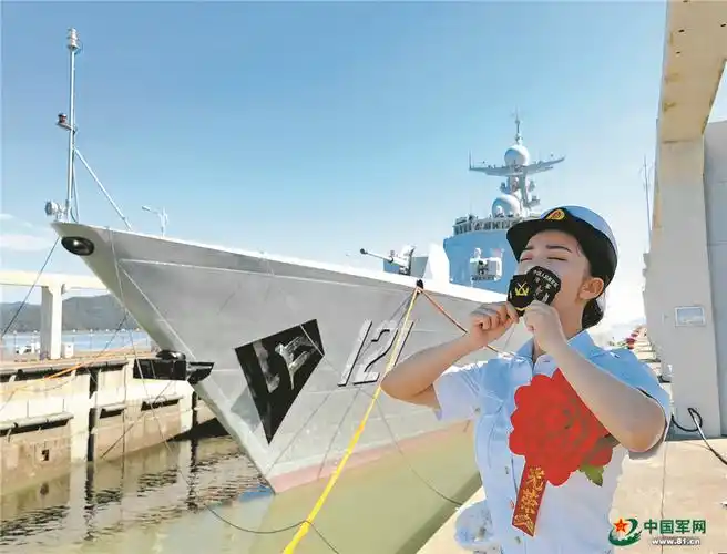 海军某支队退伍老兵深情亲吻肩章和臂章.