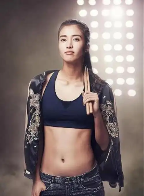 17年职业生涯终宣布退役,女足的美女守门员赵丽娜挣了多少钱?