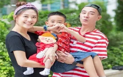 陈小春一家四口