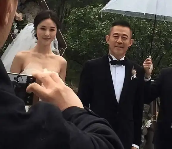 结婚6年感情好,小20岁老婆年轻可爱 - 娱乐资讯(主打网)