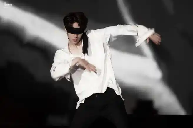 考古爱豆舞台名场面##王一博蒙眼舞