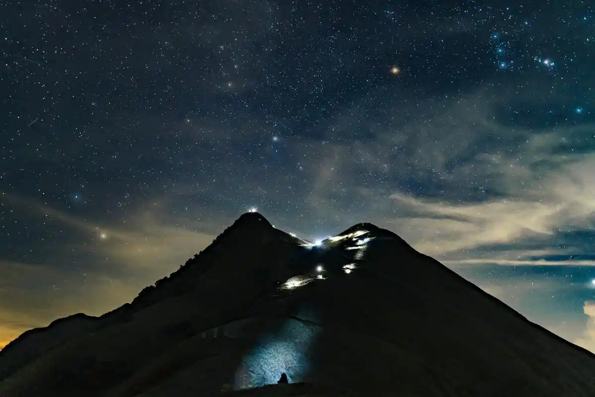穿越山林,拥抱自然,与星空共舞.星空为伴,穿越山林.五点半, - 抖音