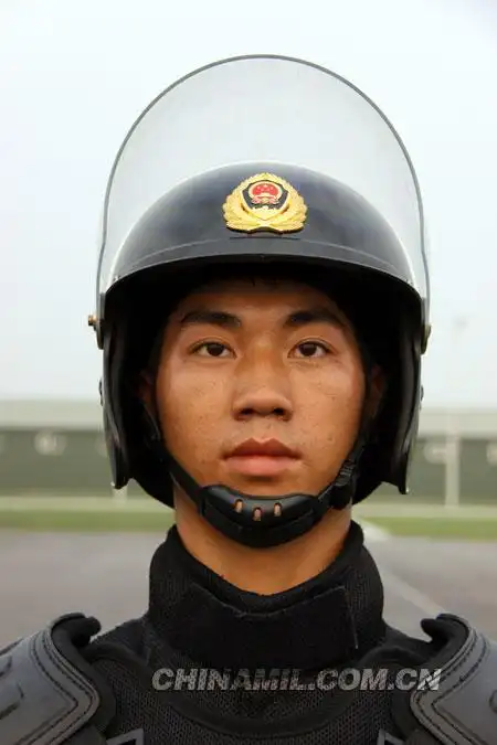 武警的头盔,能护住下巴.  img src="http://img.nga.