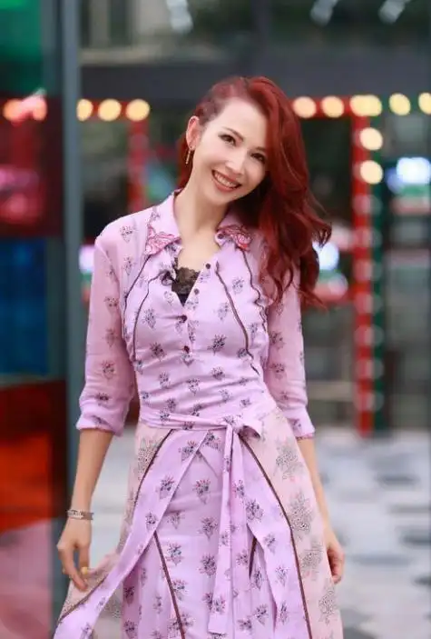 蔡少芬新发色挺惊艳酒红大偏分配印花裙好洋气真不像70后