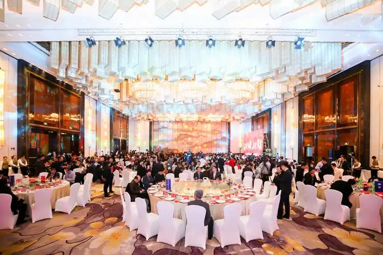 年会现场贵宾云集,星光璀璨.