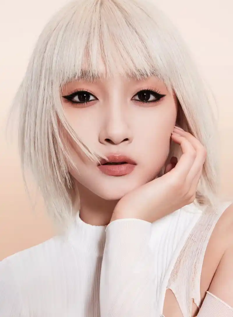 关晓彤银发烟熏妆#   银色短发77烟熏妆,晓彤这次的妆容突破性好大