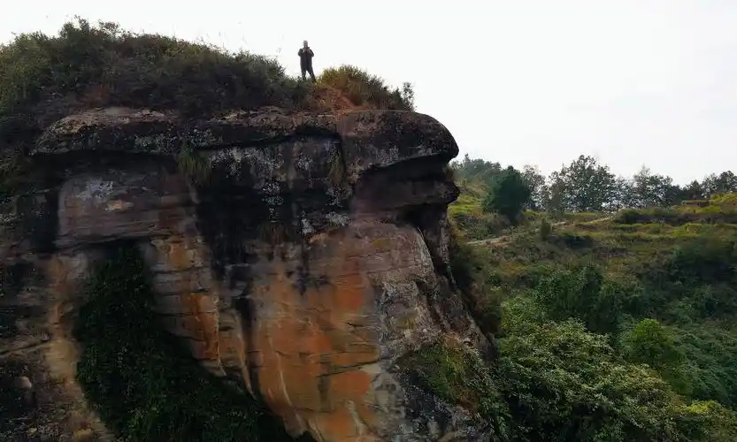 农村山顶悬崖奇石老鹰嘴,地势险峻,风景优美,真是一奇观
