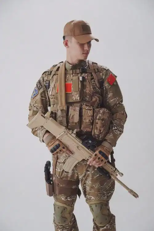 男演员穿军装的样子