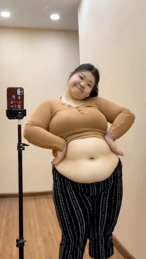 胖女生卖萌也是很好看的,别对我心动哦!