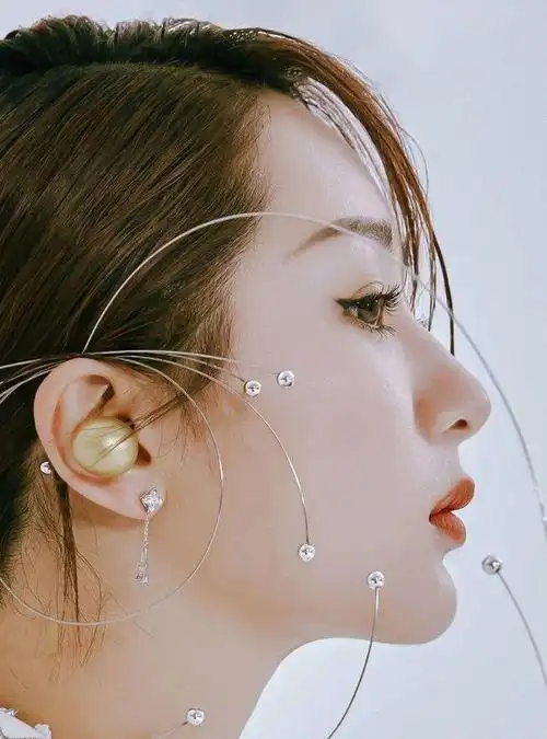 欧阳娜娜的侧面,常常被问是不是女明星的最虐的一个.