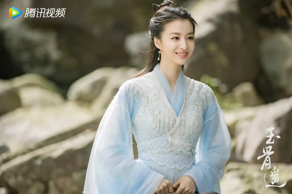 王楚然遭央媒批评,李一桐强捧不红,90后小花怎么个个熄火?