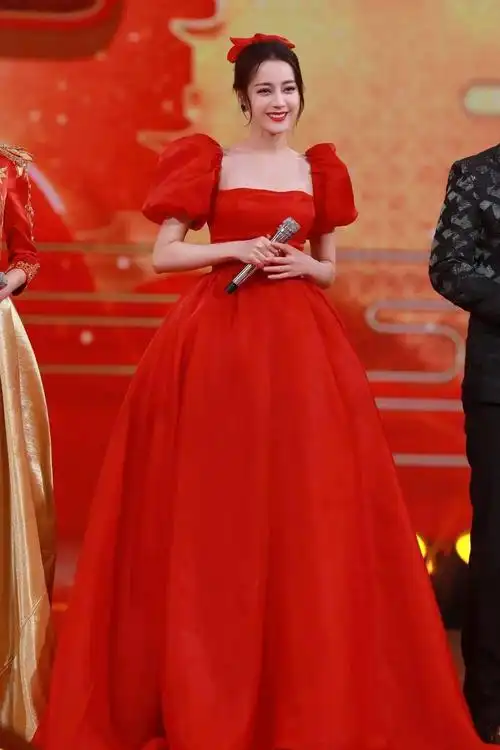 大家都爱的春晚"女明星红",谁的造型最惊艳?_礼服