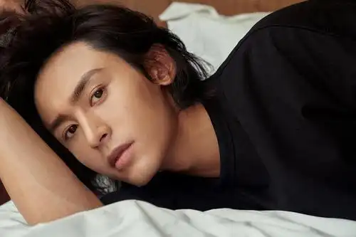 很多人都敢说,张哲瀚超级适合日系长发造型,又港又日