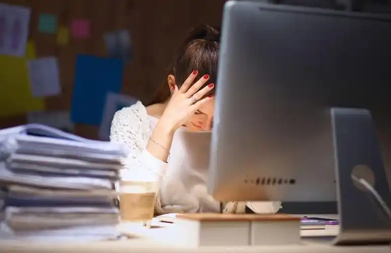 压力沮丧的美女看笔记本电脑