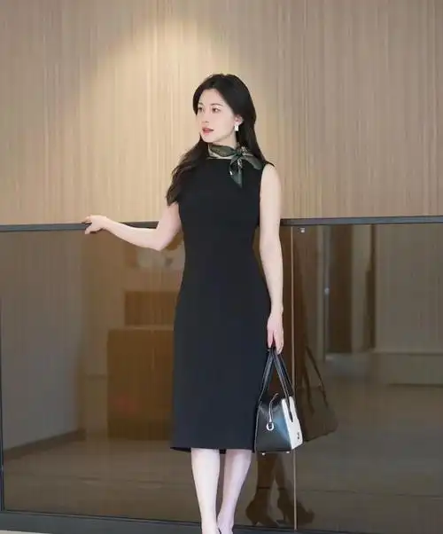 30岁的女性穿着黑裙展现成熟魅力